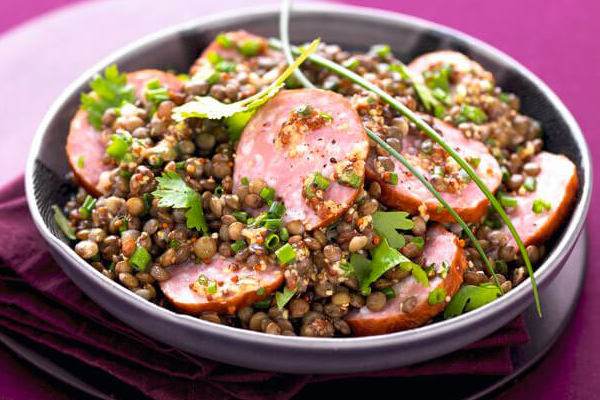 Salade de lentilles et saucisse fumée