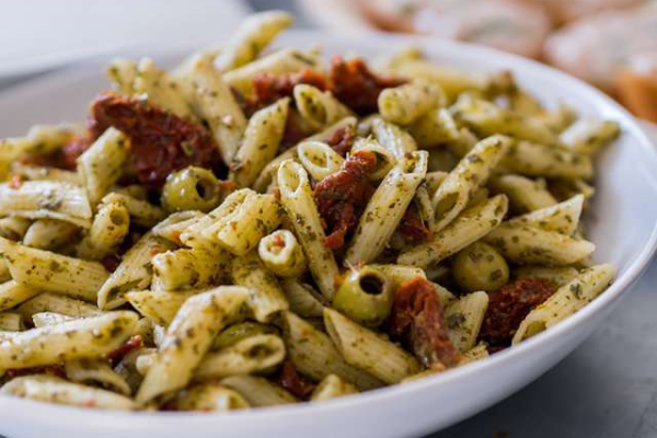 Salade de penne au pesto